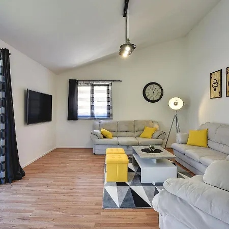 Beautifull With Private Pool Holiday home Krnica